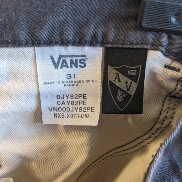 Vans men's grey denim shorts size 31.  22" length shorts.  Great condition - Picture 4 of 7